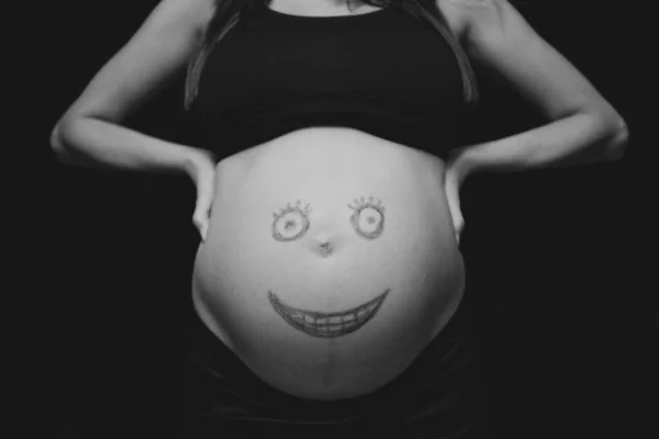对着怀孕的肚子笑九个蒙特 笑得肚子痛 — 图库照片