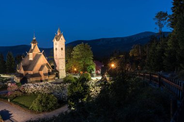 Karpacz Polonya 'da gece Vang Stave Kilisesi