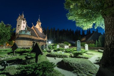 Karpacz Polonya 'da gece Vang Stave Kilisesi