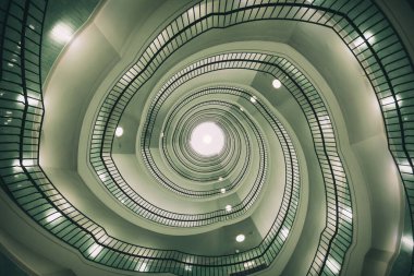Poznan, Polonya 'daki Okraglak' taki modern ofis binasının spiral merdivenleri.