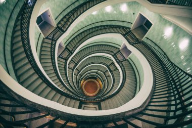Poznan, Polonya 'daki Okraglak' taki modern ofis binasının spiral merdivenleri.