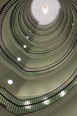 Poznan, Polonya 'daki Okraglak' taki modern ofis binasının spiral merdivenleri.