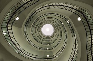 Poznan, Polonya 'daki Okraglak' taki modern ofis binasının spiral merdivenleri.