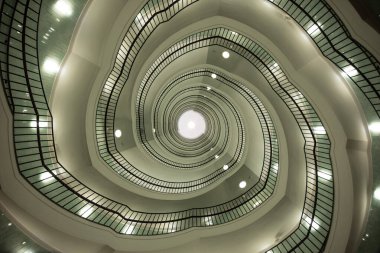 Poznan, Polonya 'daki Okraglak' taki modern ofis binasının spiral merdivenleri.