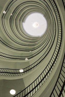 Poznan, Polonya 'daki Okraglak' taki modern ofis binasının spiral merdivenleri.