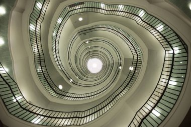 Poznan, Polonya 'daki Okraglak' taki modern ofis binasının spiral merdivenleri.