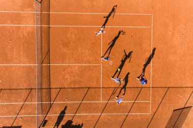 Mahkeme hava aracı fotoğrafında tenis oynamayı öğrenmek. 