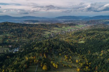 Zywiec Polonya 'daki Beskid dağları, Polonya dağları ve tepeleri insansız hava aracı fotoğrafı