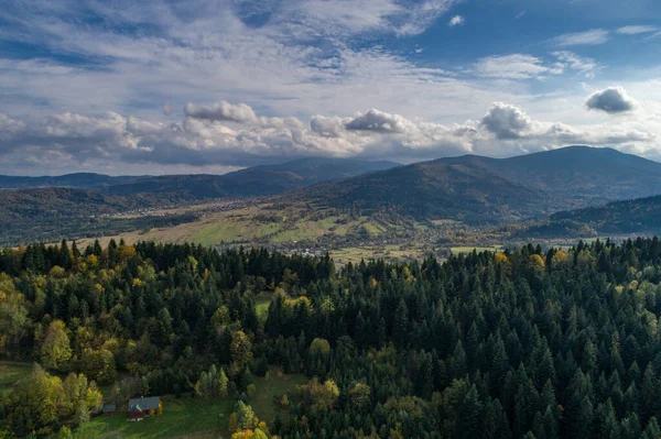 Zywiec Poland ポーランドの山々と丘の空中ドローン写真 — ストック写真