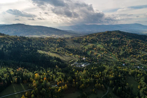 Zywiec Poland ポーランドの山々と丘の空中ドローン写真 — ストック写真