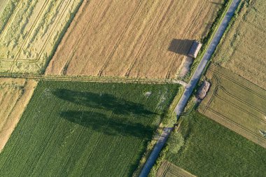 Köyün taşra çiftçiliği hava aracı fotoğraflarında görülüyor.