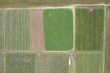 Köyün taşra çiftçiliği hava aracı fotoğraflarında görülüyor.