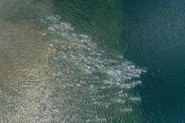 Göl yüzücüleri yarışmasında triatlon yüzme yarışması.