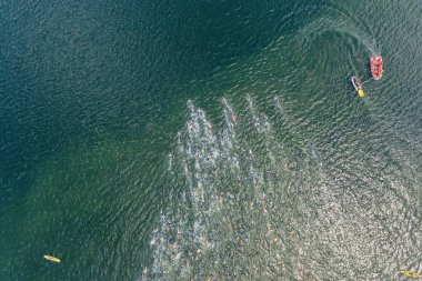 Göl yüzücüleri yarışmasında triatlon yüzme yarışması.