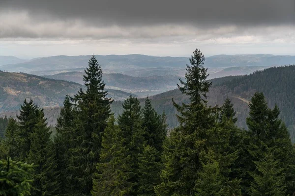 ポーランドのベスキー山ポーランドの山々と丘の空中ドローンの写真 — ストック写真