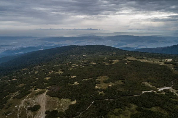 ポーランドのベスキー山ポーランドの山々と丘の空中ドローンの写真 — ストック写真