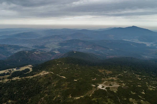 ポーランドのベスキー山ポーランドの山々と丘の空中ドローンの写真 — ストック写真