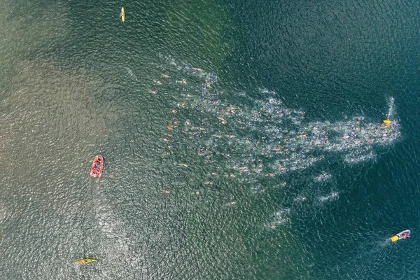 Διαγωνισμός Κολύμβησης Στο Τρίαθλο Στη Λίμνη Κολυμβητές Διαγωνισμός Εναέρια Drone — Φωτογραφία Αρχείου