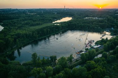 Şehrin hava aracı fotoğrafında Wakeboard Gölü üzerindeki kablo parkını uyandır