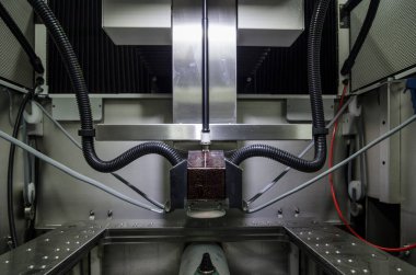 Çalışırken elektriksel boşaltma mekanizması