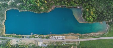 Quarry Turquiose Gölü renginin hava aracı fotoğrafı, Park Grodek, Jaworzno 'da açık maden ocağı. Polonya.