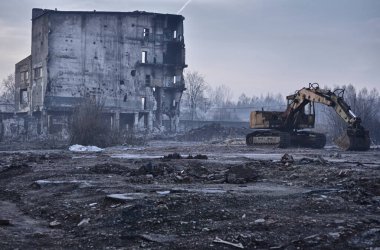 Sarı kazıcı eski binayı yıkıyor.