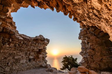 Yunanistan 'ın Güney Ege bölgesindeki Rodos adasındaki Yunan köyündeki Monolithos Kalesi