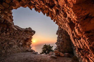 Yunanistan 'ın Güney Ege bölgesindeki Rodos adasındaki Yunan köyündeki Monolithos Kalesi