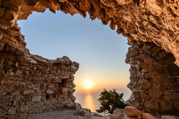 Yunanistan 'ın Güney Ege bölgesindeki Rodos adasındaki Yunan köyündeki Monolithos Kalesi