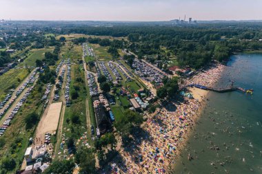 Yaz tatili kumlu sahilde, güneşlenmek ve suda yüzmek.