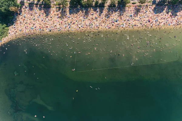 Sommerurlaub Sandstrand Sonnenbaden Und Schwimmen Wasser — Stockfoto