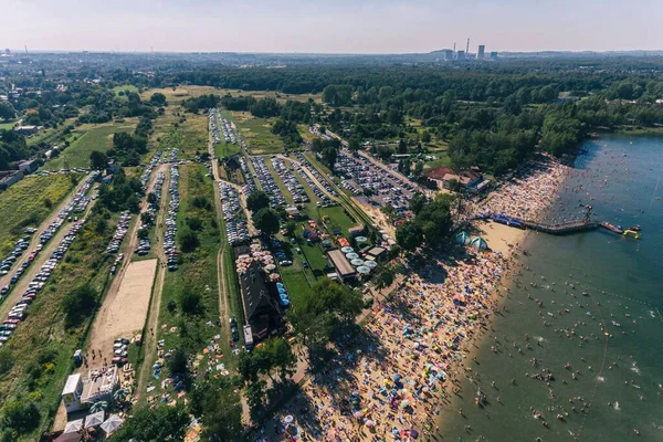 Yaz tatili kumlu sahilde, güneşlenmek ve suda yüzmek.