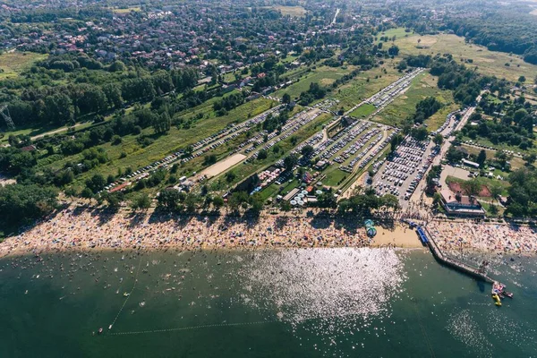 Yaz tatili kumlu sahilde, güneşlenmek ve suda yüzmek.
