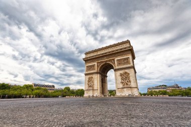 Ark de Triomphe, Covid-19 karantinası sırasında terk edilmiş. Champ-lyses Bulvarı 'nda genellikle araba trafiği olur. Akşamları burası bomboş olur.. 