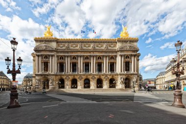 Garnier Operası, Place de l 'Opera, Paris. Burası koronavirüs yüzünden çöl gibi.. 