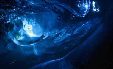 Su sıçraması. Koyu mavi. Su.