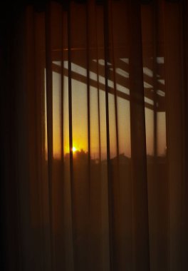 Pencereden gün batımı