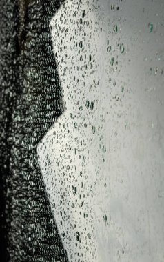 Bardağa yağmur damlaları düşer