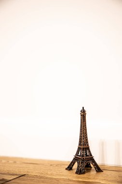 Beyaz arka planda Paris heykelciği