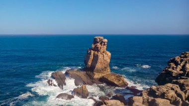 Portekiz 'in Peniche kıyısında, arka planda Berlengas adası bulunan fantastik kayalık bir yapı.