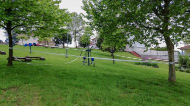 Koronavirüs salgını nedeniyle bantla kapatılmış park