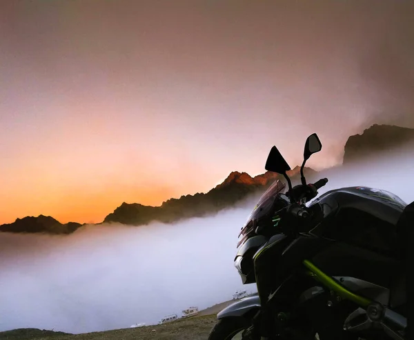 Motorcycle Watching Golden Sunset Top Mountain Thick Fog — Stock Photo, Image