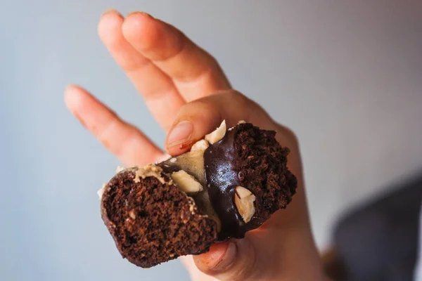 Beyaz arka planı olan ısırılmış bir donutla el ele tutuşmak.