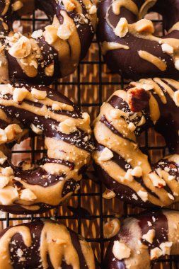 Fındık kremalı çikolatalı çörekler. Siyah metal bir ızgaranın üstünde duran çikolatalı çörekler.