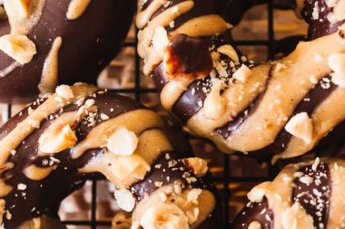 Fındık kremalı çikolatalı çörekler. Siyah metal bir ızgaranın üstünde duran çikolatalı çörekler.