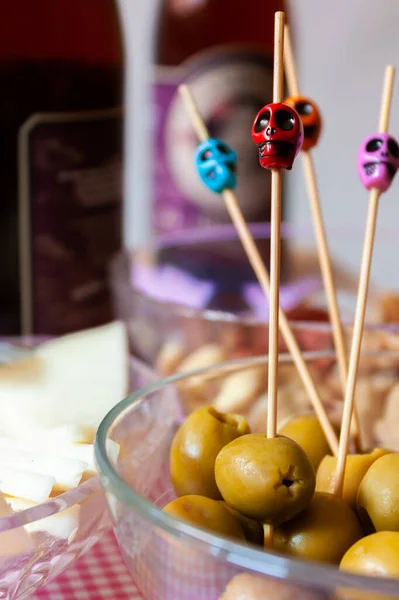 Kafataslarıyla Aperatif zamanı. Zeytin, fındık ve peynir. Bira içmek için..