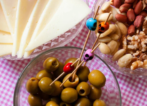 Kafataslarıyla Aperatif zamanı. Zeytin, fındık ve peynir.