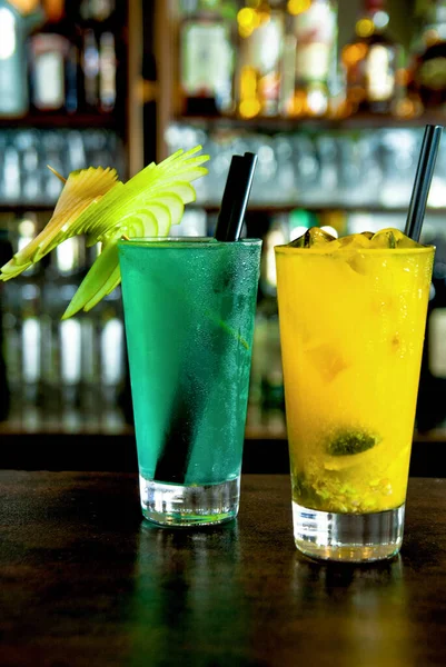 Koktejly Barovém Pultu Slámou Čerstvým Zeleným Jablkem — Stock fotografie