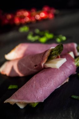 Provolone Peynir ve Kuşkonmaz Siyah Mermer Arkaplanda Tütsülenmiş Et