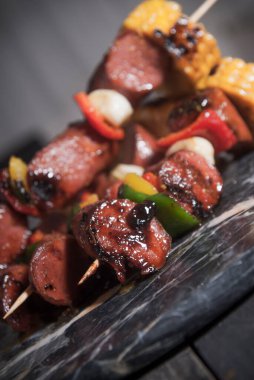 Kızarmış Frankfurter sosisi, mısır, dolmalık biber ve sarımsak.